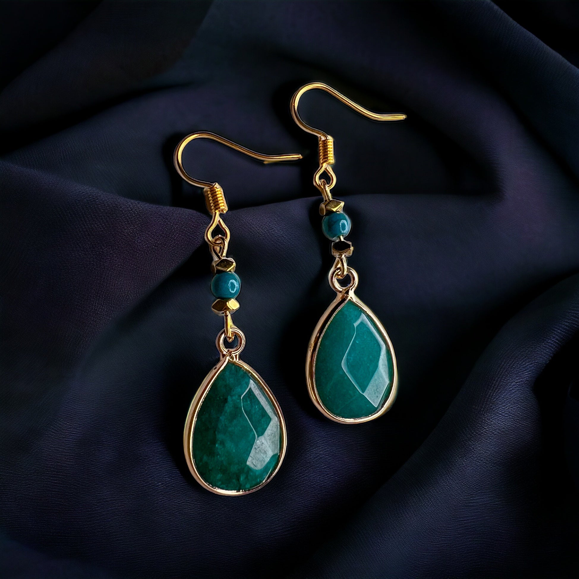 Grün-goldene Ohrringe