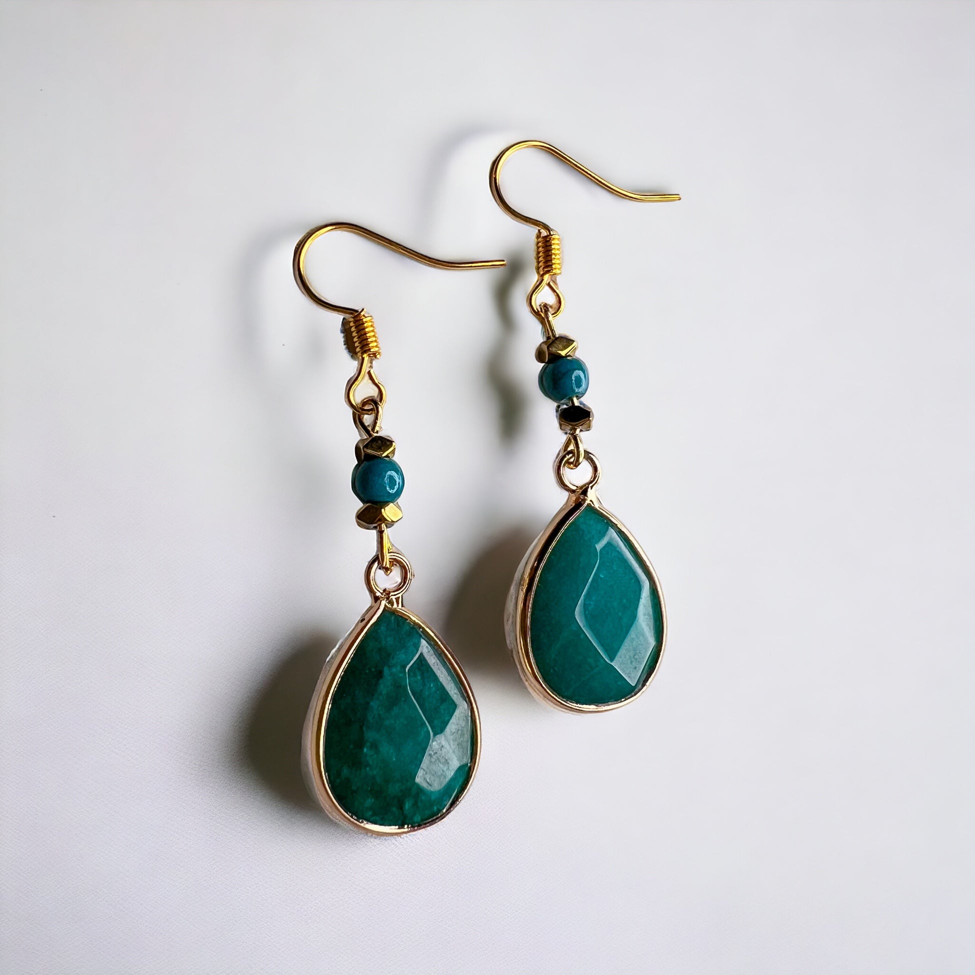 Grün-goldene Ohrringe