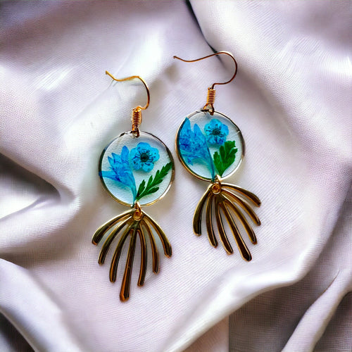 Blaue Trockenblumen und goldene Ohrhänger von KEY LIME STORE