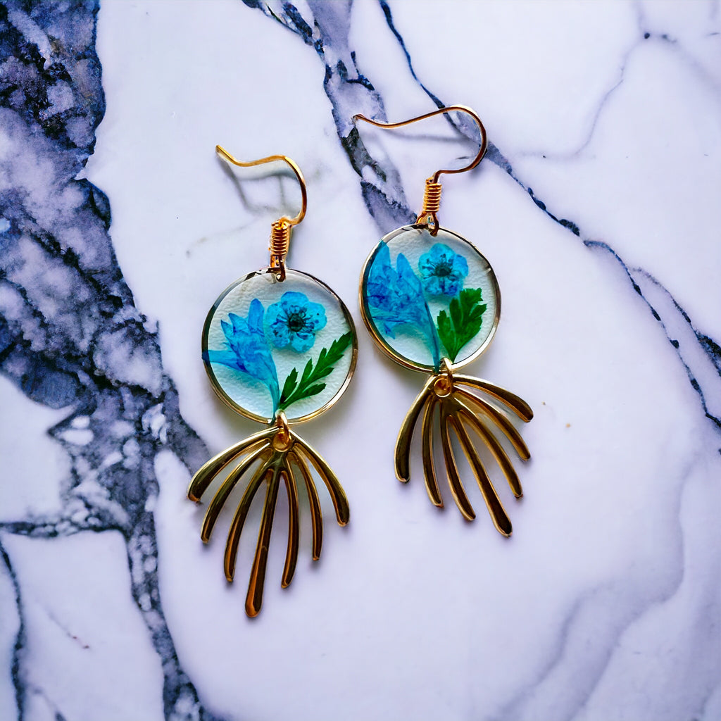 Blaue Trockenblumen und goldene Ohrhänger von KEY LIME STORE
