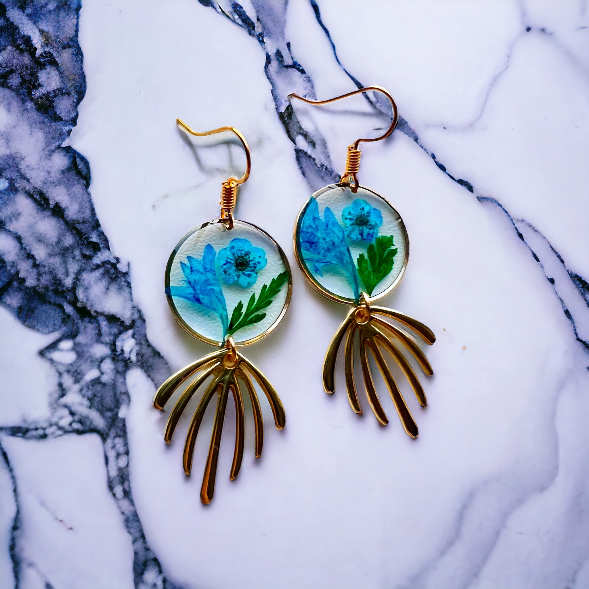 Blauwe droogbloemen en gouden hanger oorbellen