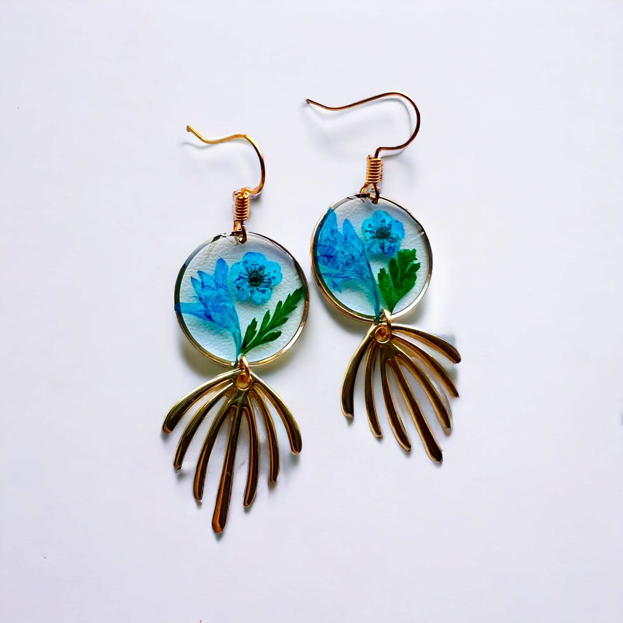 Blauwe droogbloemen en gouden hanger oorbellen