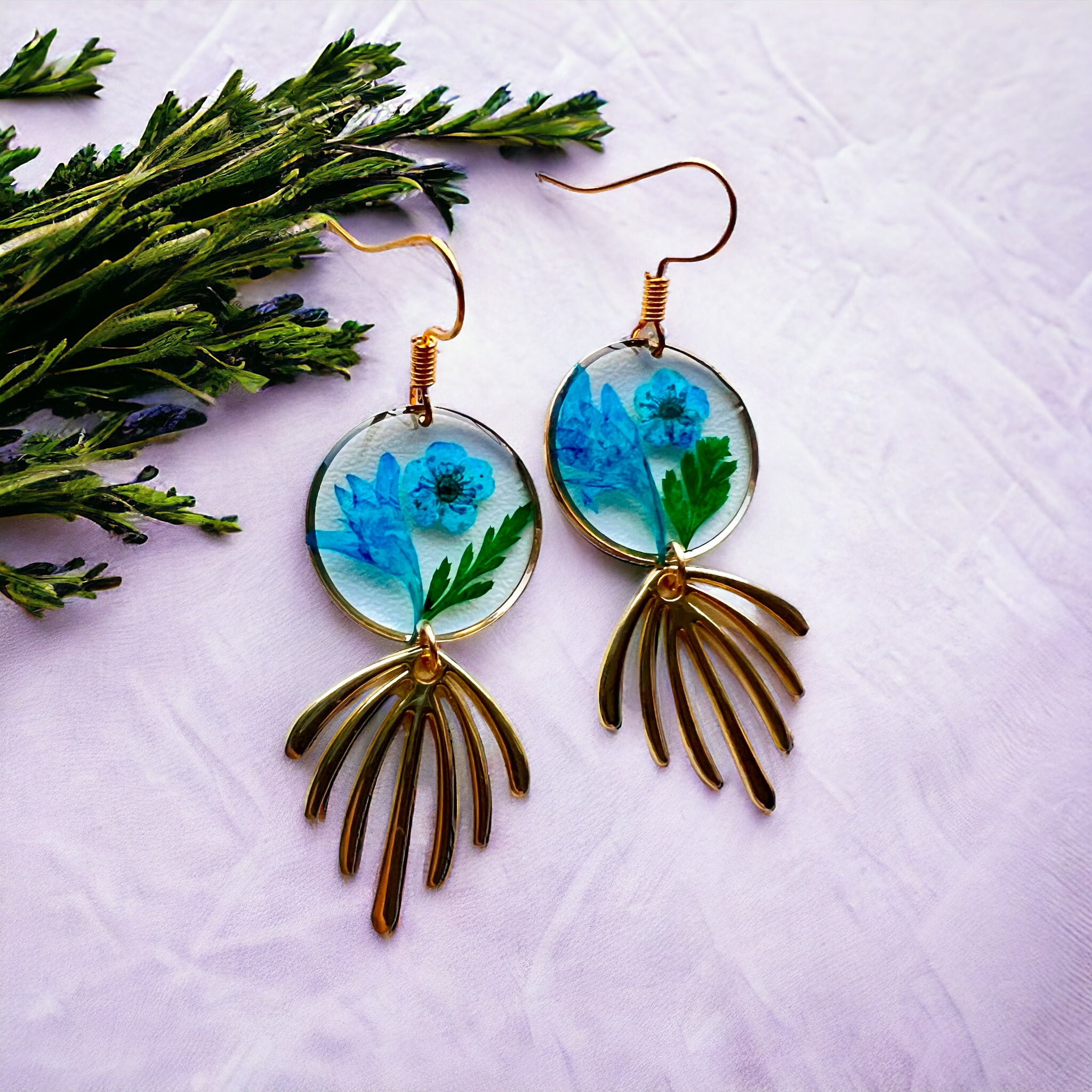 Blauwe droogbloemen en gouden hanger oorbellen