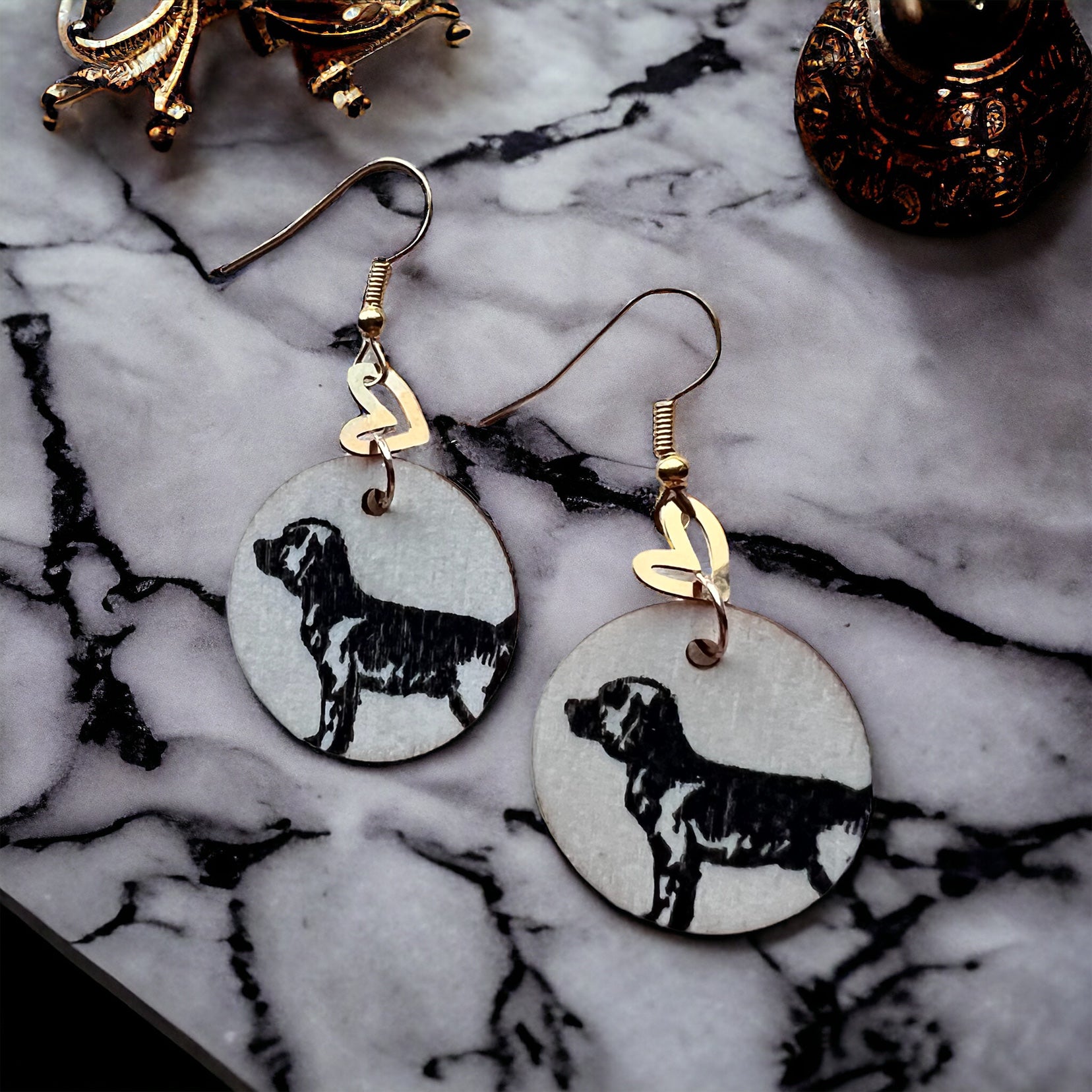 Hunde-Ohrringe mit goldenem Herz