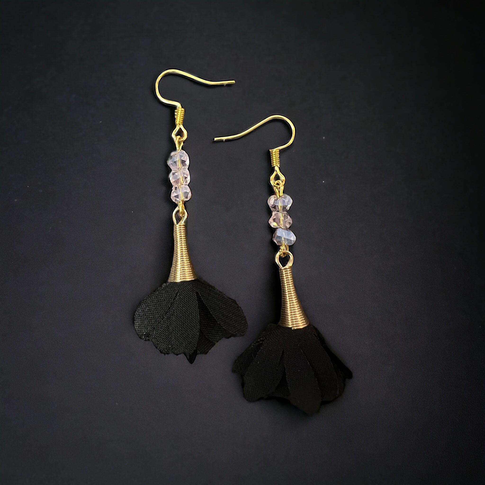 Rosa-schwarze Blumen-Ohrringe in Gold