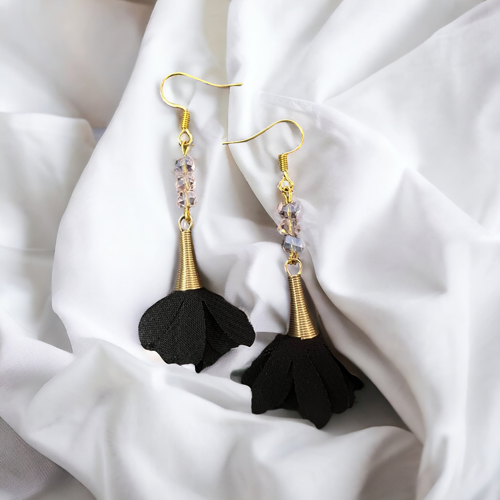 Rosa-schwarze Blumen-Ohrringe in Gold