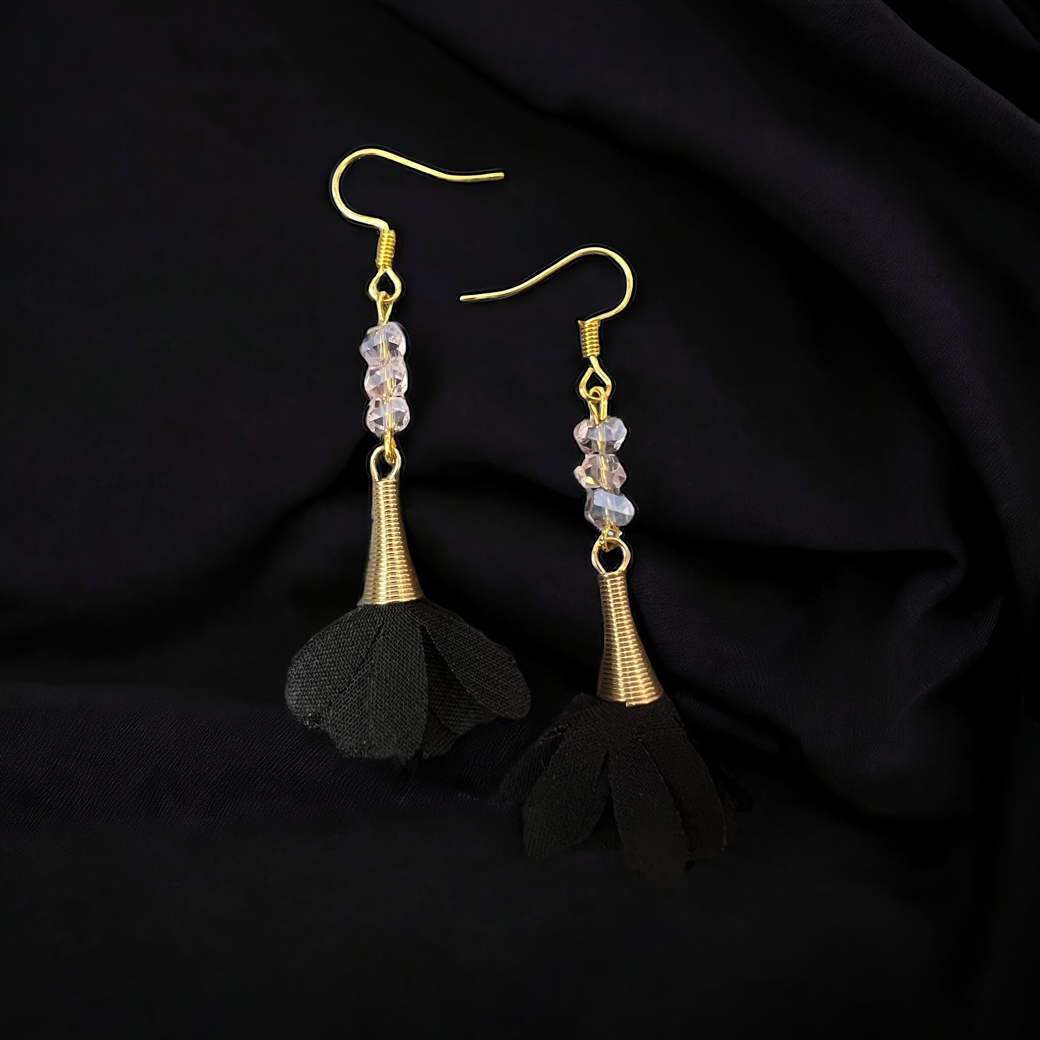 Rosa-schwarze Blumen-Ohrringe in Gold