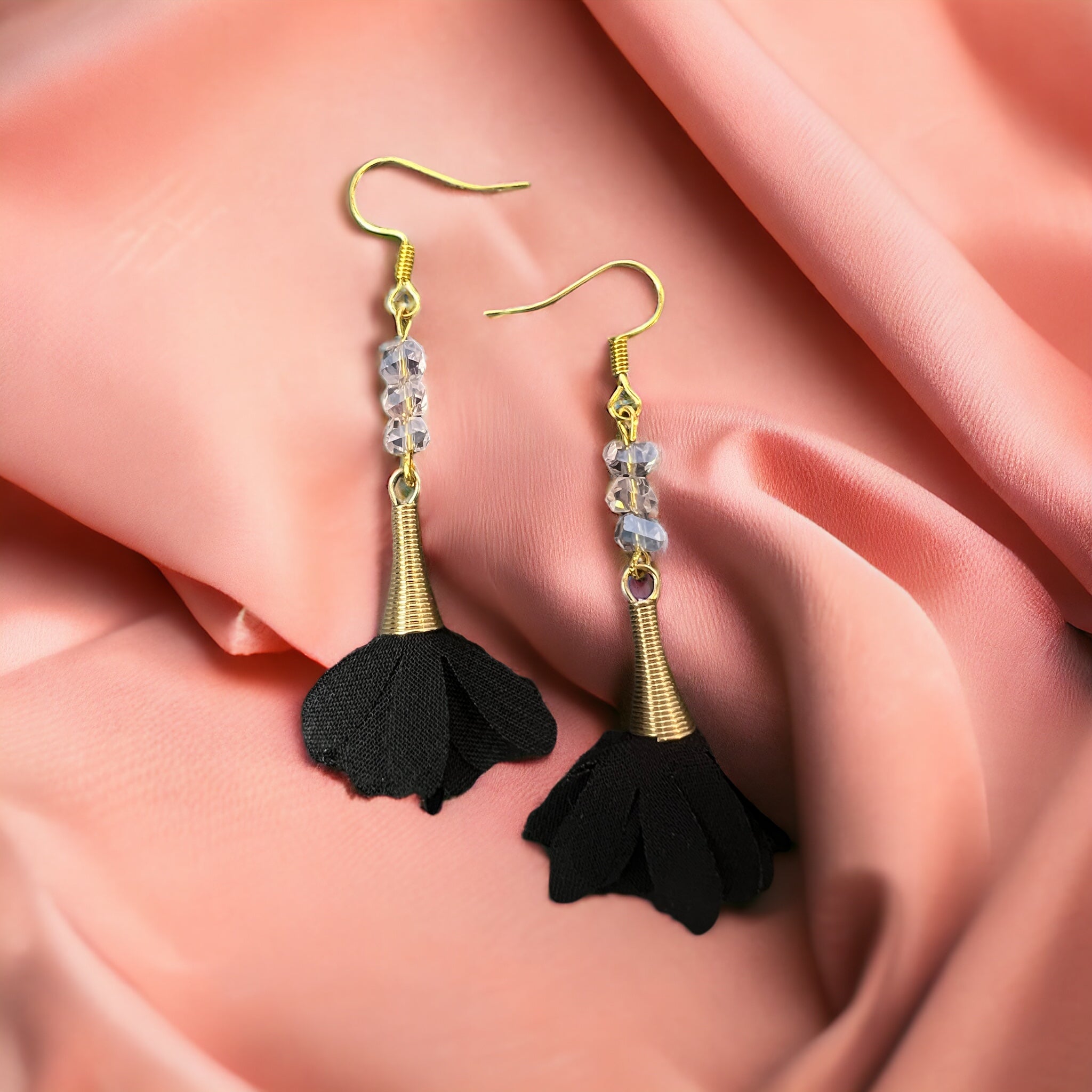 Rosa-schwarze Blumen-Ohrringe in Gold