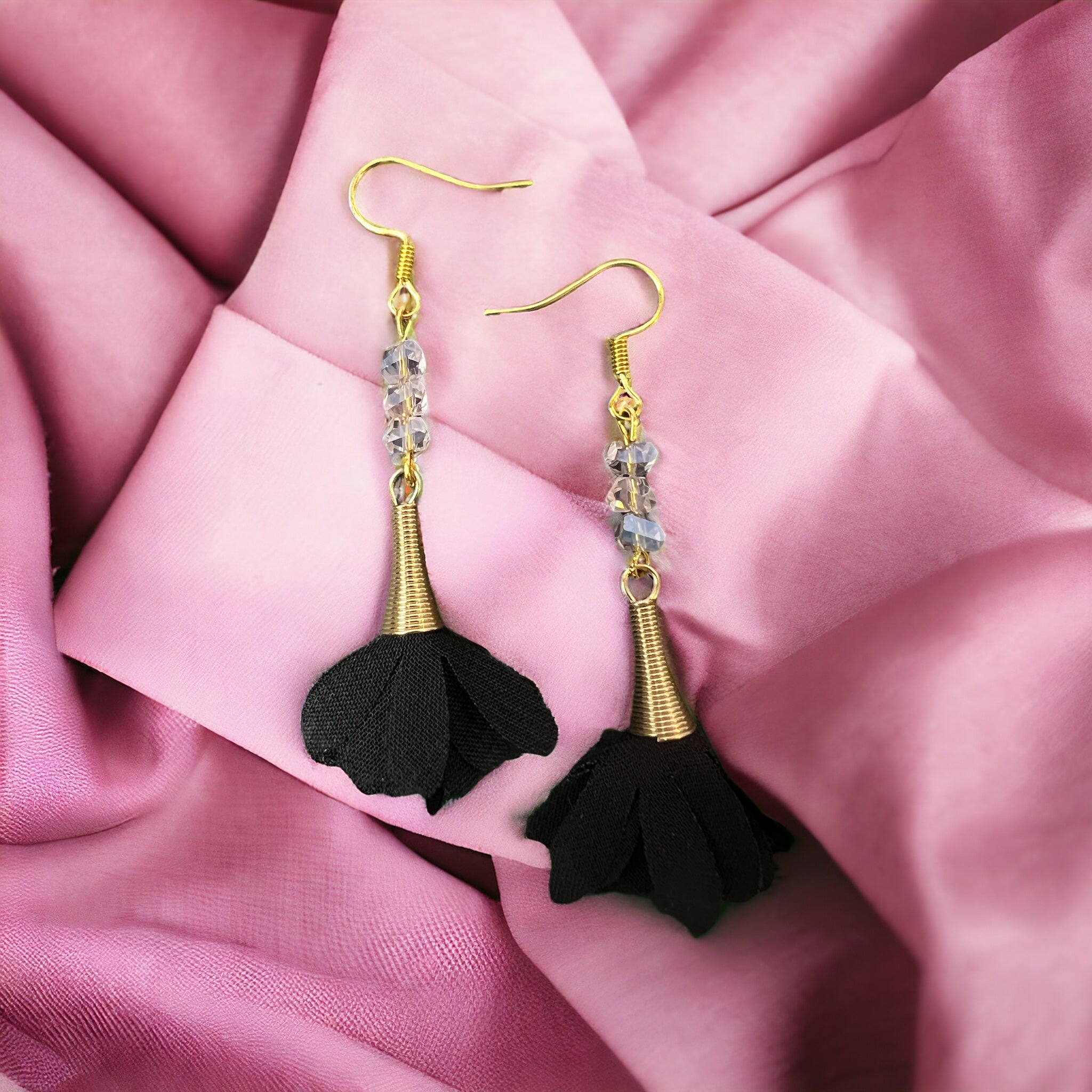 Rosa-schwarze Blumen-Ohrringe in Gold