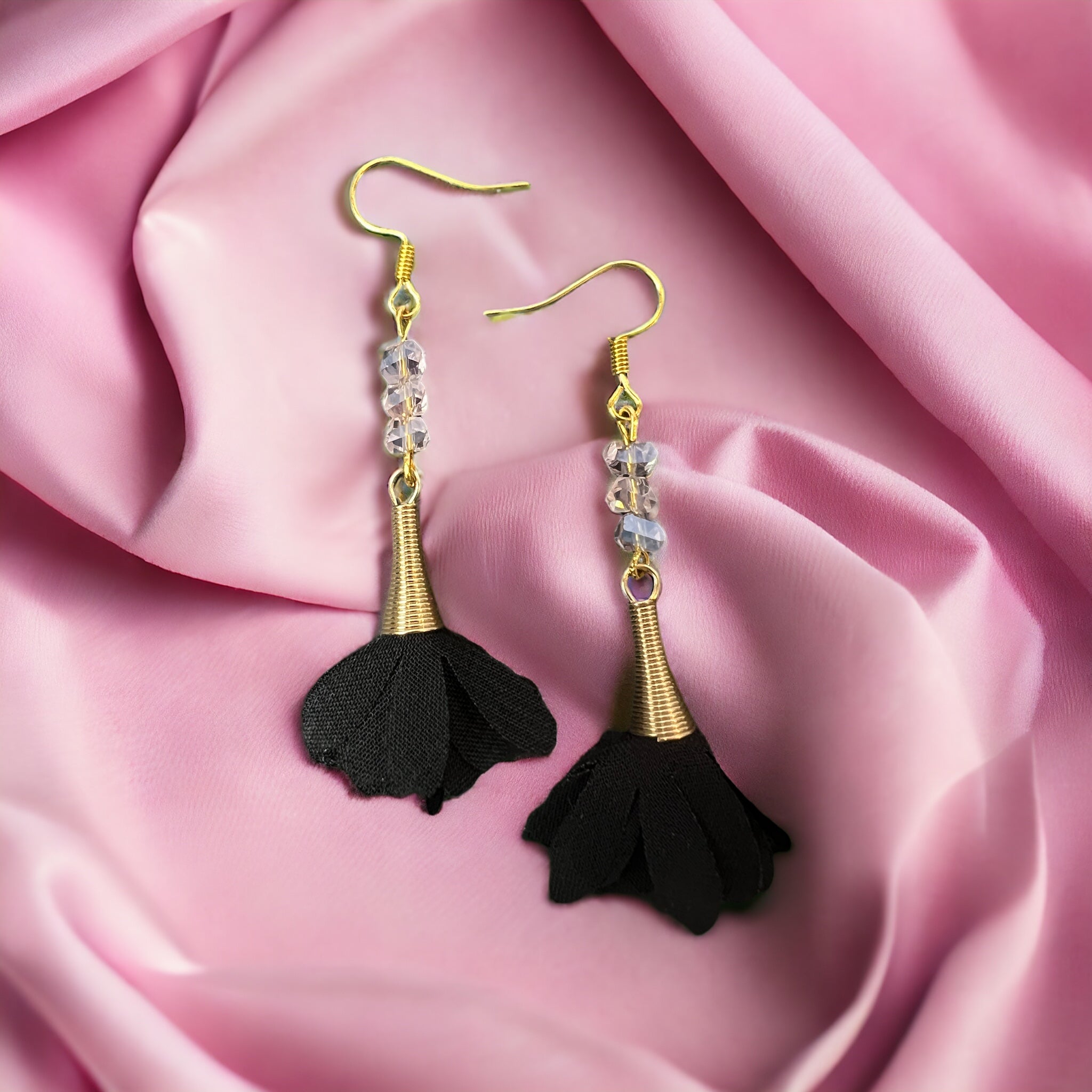 Rosa-schwarze Blumen-Ohrringe in Gold