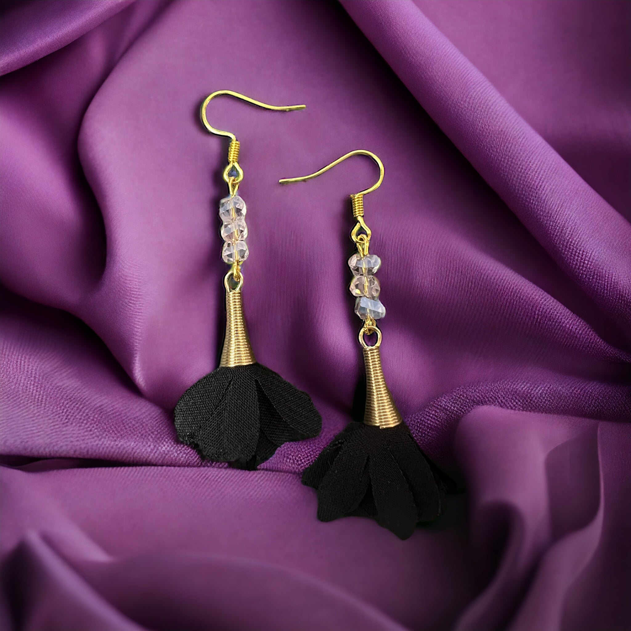 Rosa-schwarze Blumen-Ohrringe in Gold