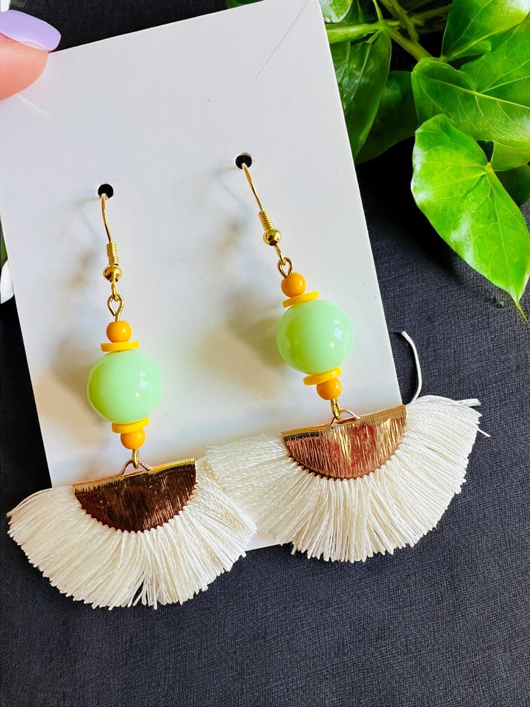 Gelb-grüne Ohrringe mit Quasten