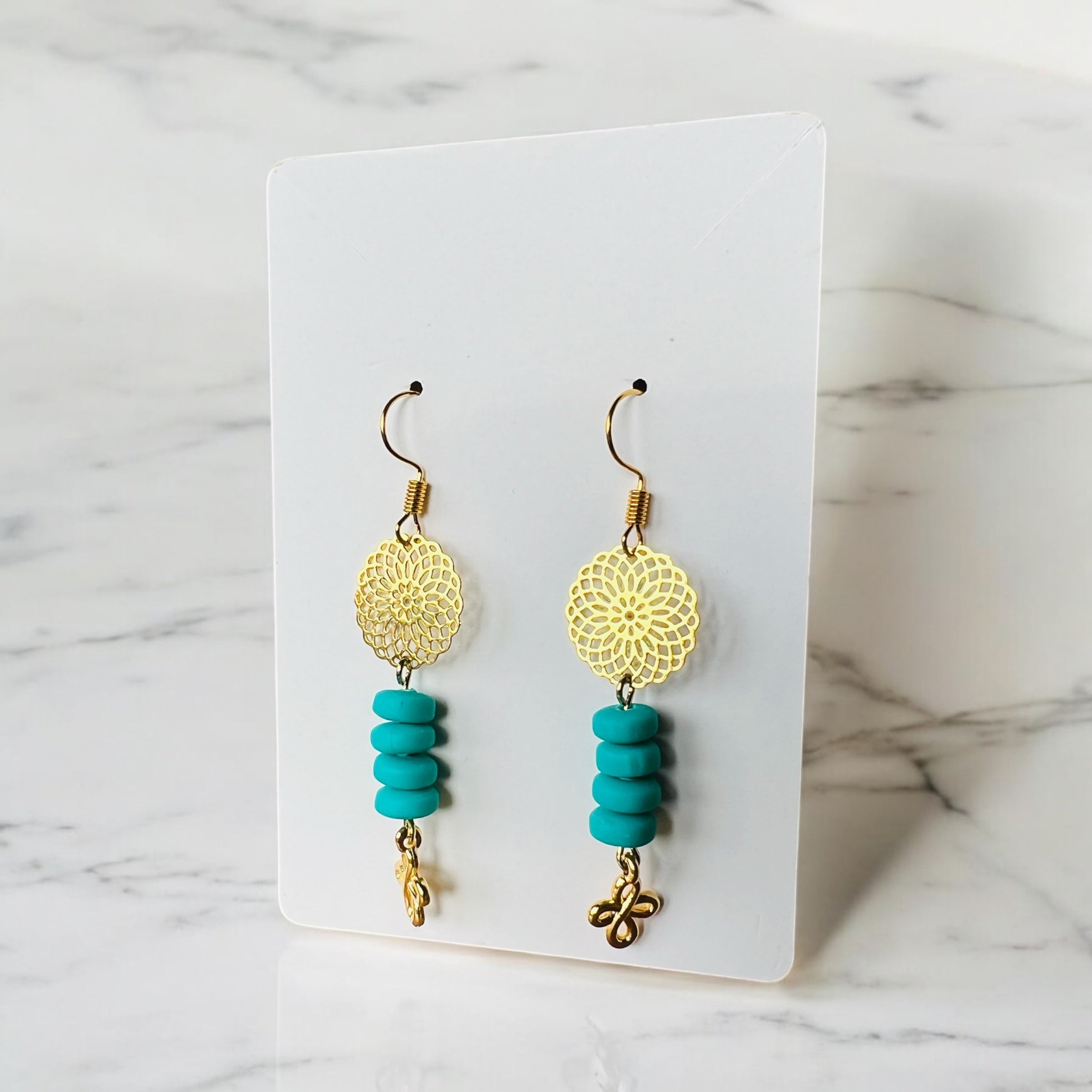 Grün-goldene Ohrringe