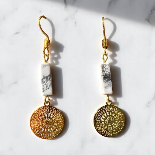 Boucles d'oreilles dorées aspect marbre