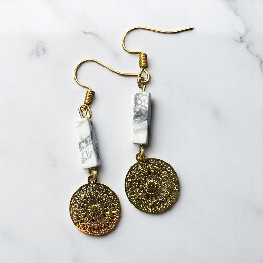 Boucles d'oreilles dorées aspect marbre