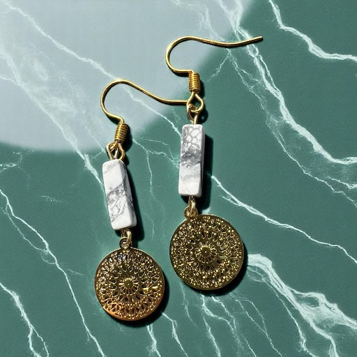 Ohrringe in Marmoroptik mit Gold