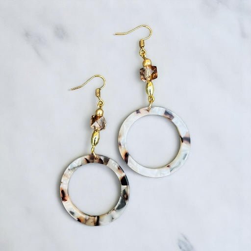 Leichte Ohrringe aus Gold mit Anhängern aus Harz von KEY LIME STORE