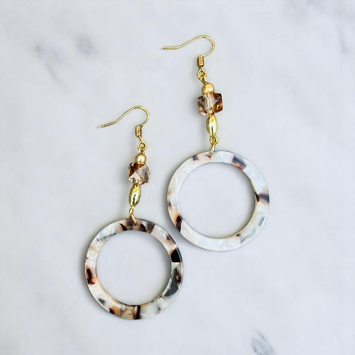 Boucles d'oreilles en or avec pendentifs légers en résine