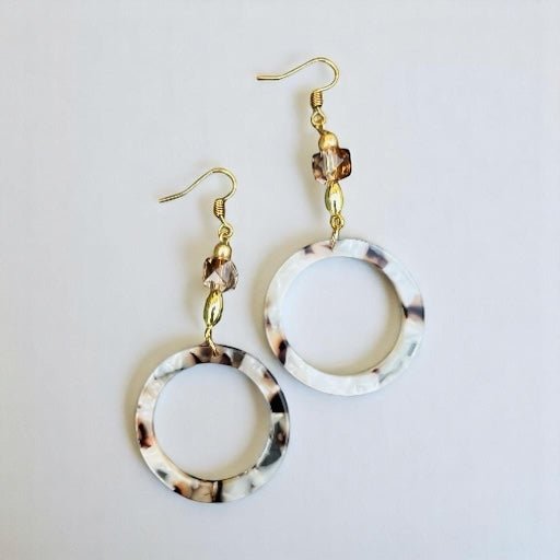Leichte Ohrringe aus Gold mit Anhängern aus Harz von KEY LIME STORE
