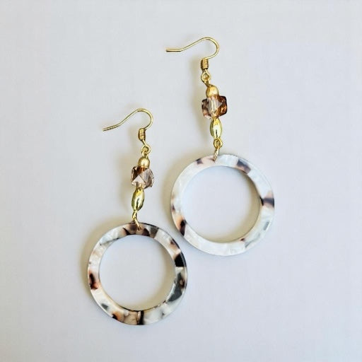 Boucles d'oreilles en or avec pendentifs légers en résine