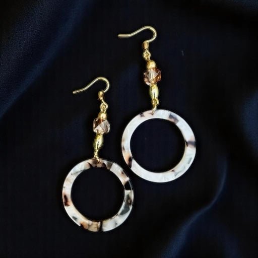 Leichte Ohrringe aus Gold mit Anhängern aus Harz von KEY LIME STORE