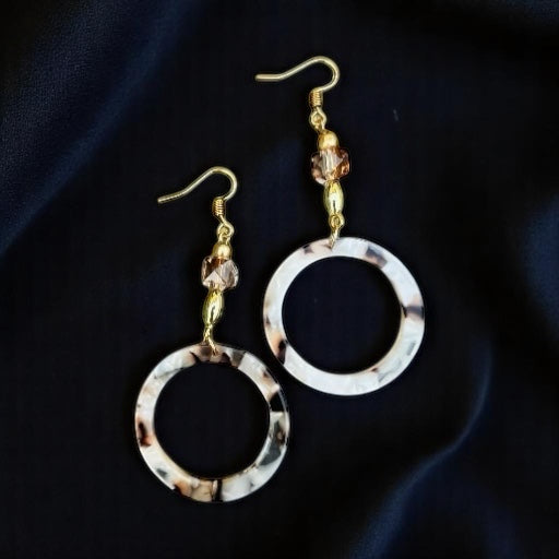 Boucles d'oreilles en or avec pendentifs légers en résine