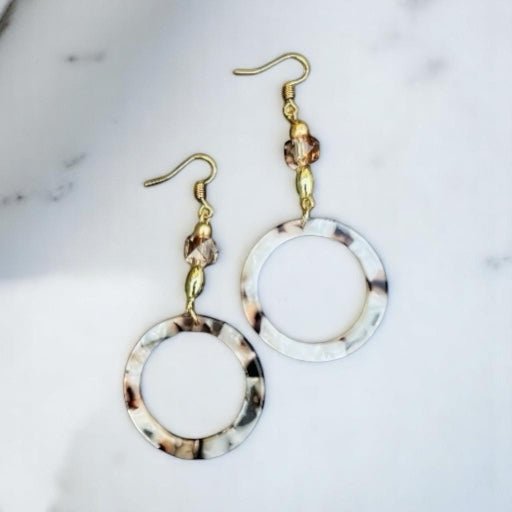 Leichte Ohrringe aus Gold mit Anhängern aus Harz von KEY LIME STORE