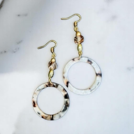 Boucles d'oreilles en or avec pendentifs légers en résine