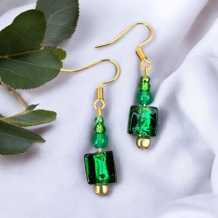 Grün-goldene Ohrringe