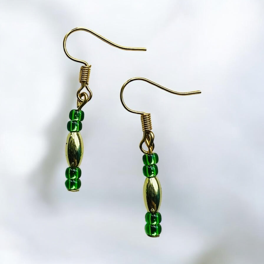 Grün-goldene Ohrringe