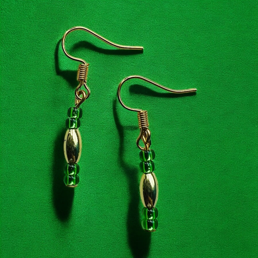 Grün-goldene Ohrringe