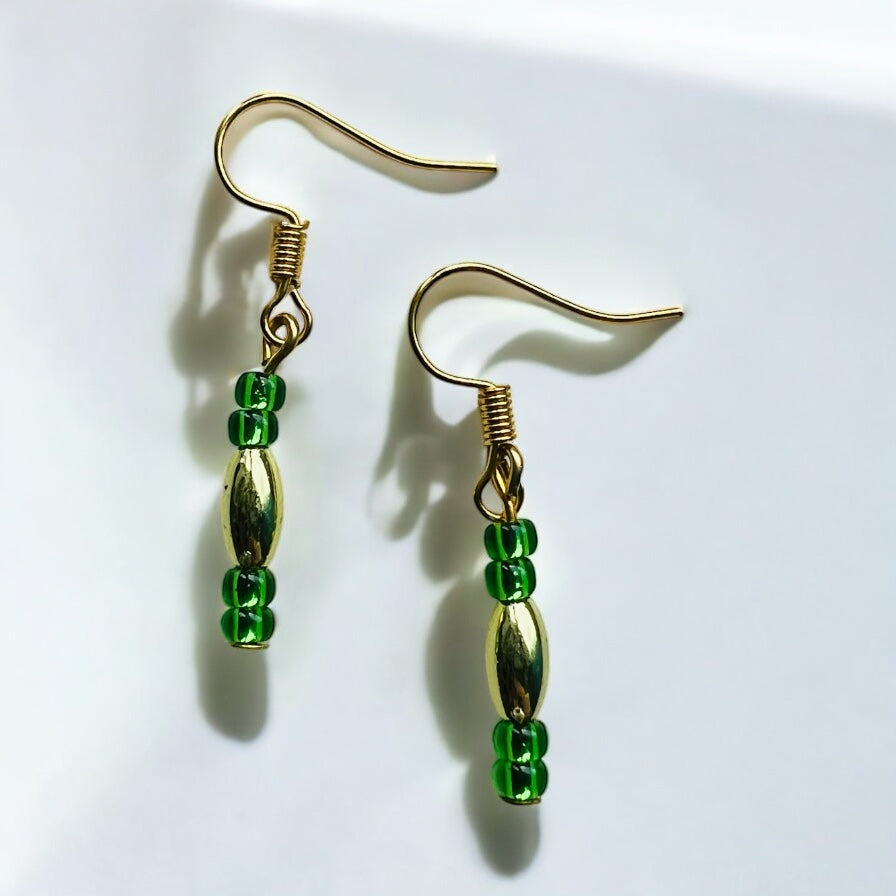 Grün-goldene Ohrringe