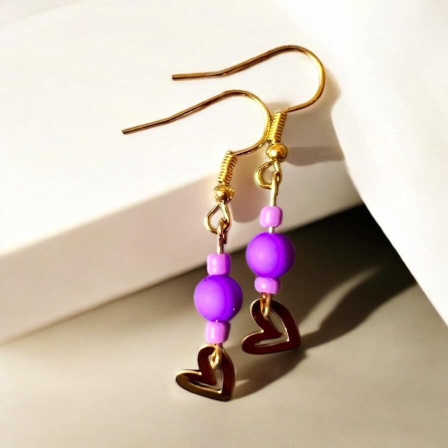 Boucles d'oreilles en forme de cœur violet et doré