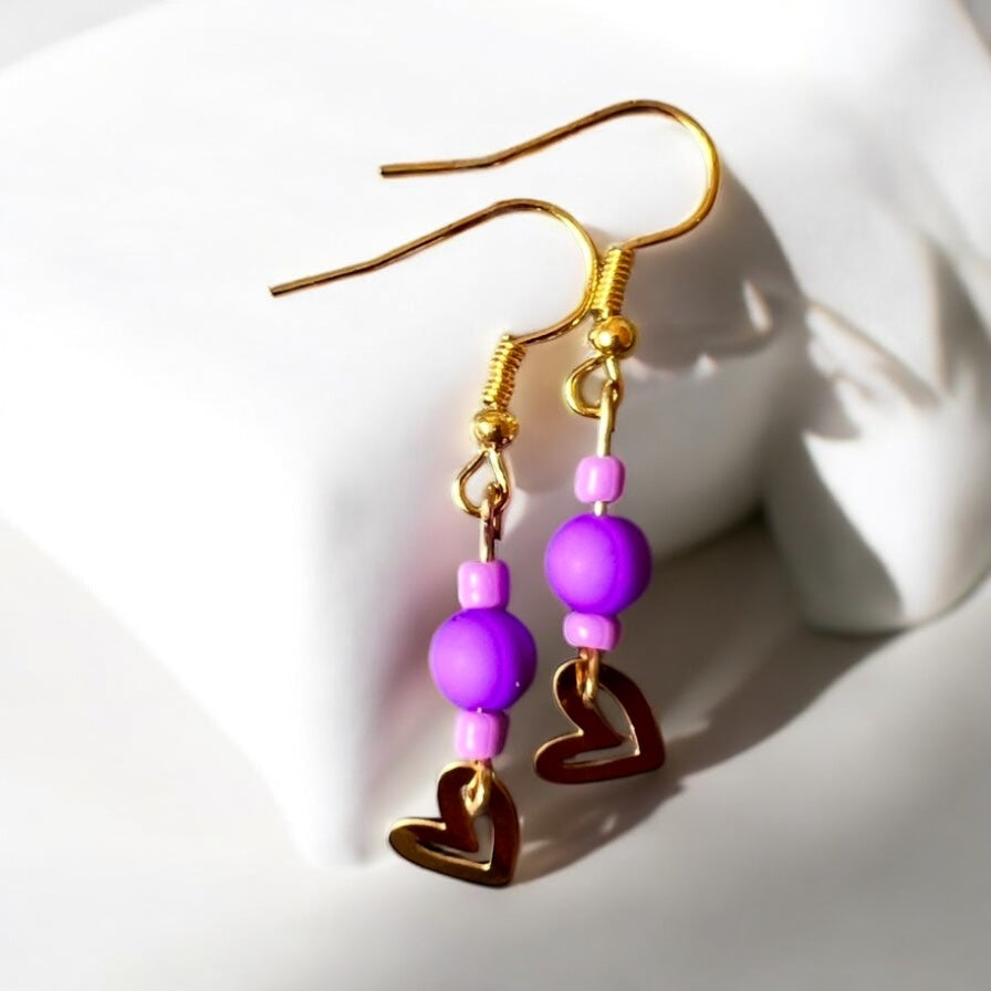 Boucles d'oreilles en forme de cœur violet et doré