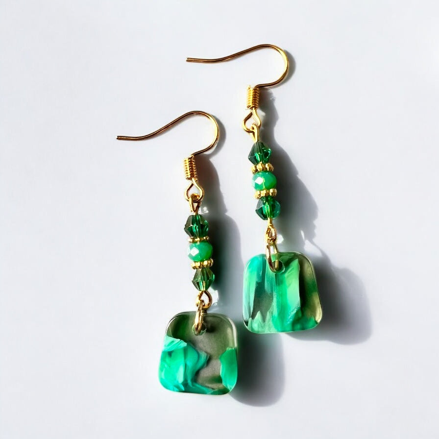 Grün-goldene Ohrringe
