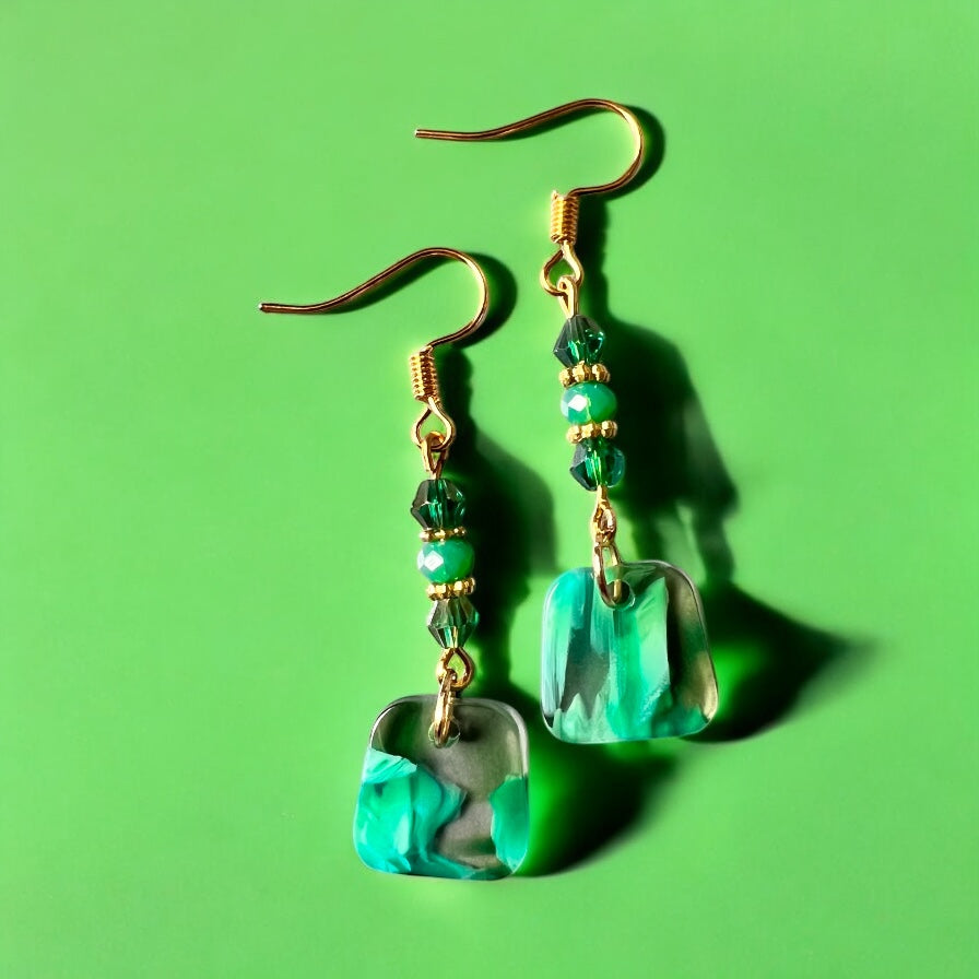Grün-goldene Ohrringe