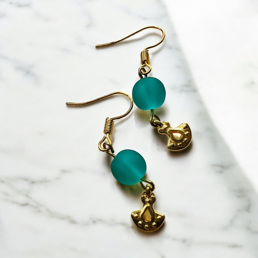 Türkisfarbene goldene Ohrringe