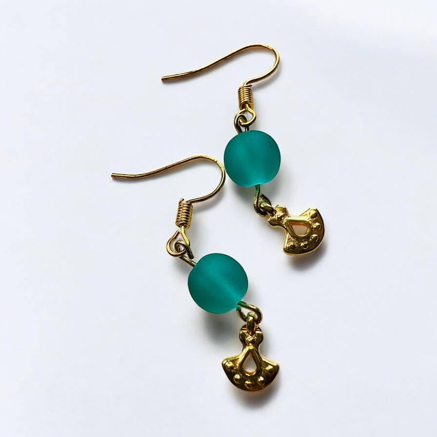 Türkisfarbene goldene Ohrringe