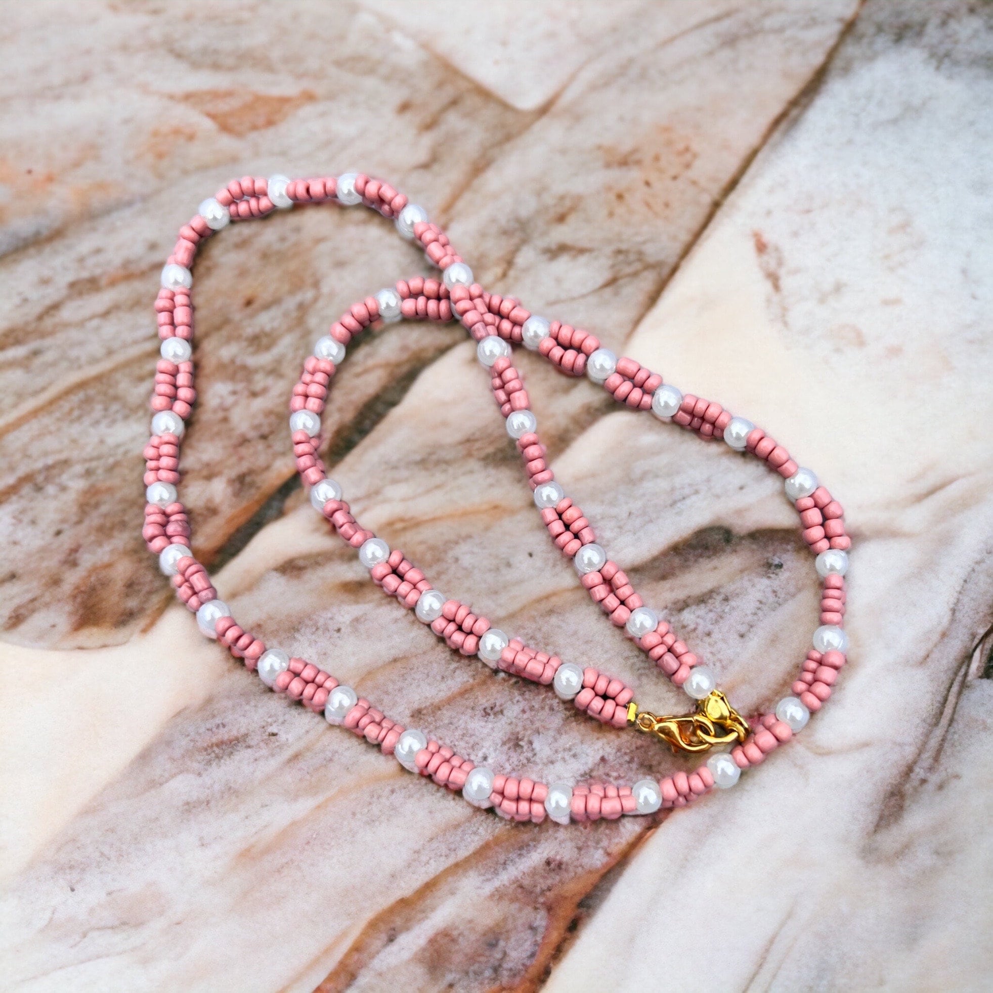 Halskette aus altrosa Glasperlen und Perlen