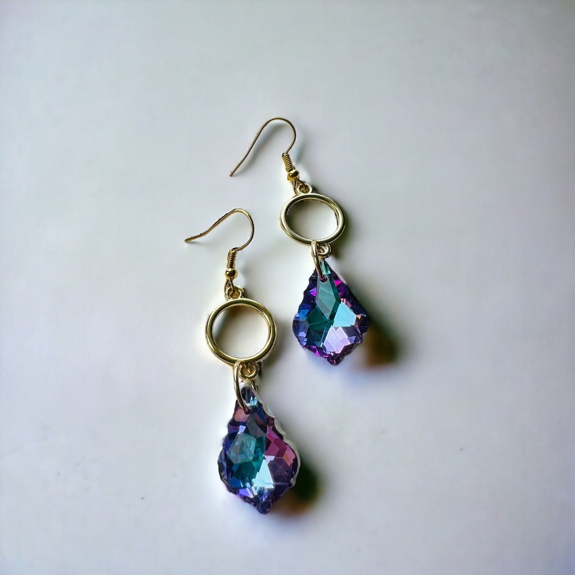 Boucles d'oreilles pendantes bleu violet et dorées