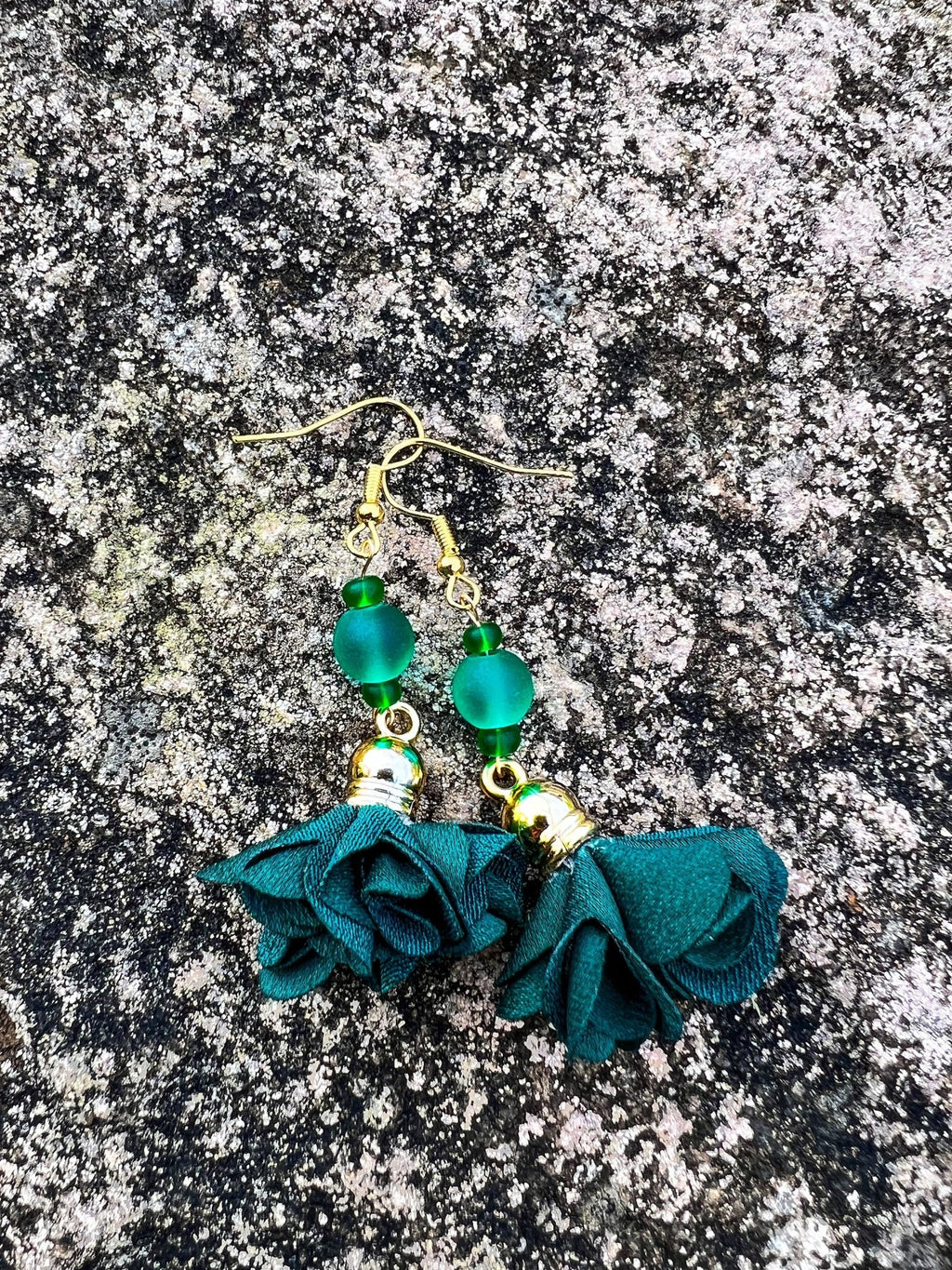 Grüne Stoff-Blumen-Ohrringe mit grünen Perlen und goldenem Anhänger von KEY LIME STORE