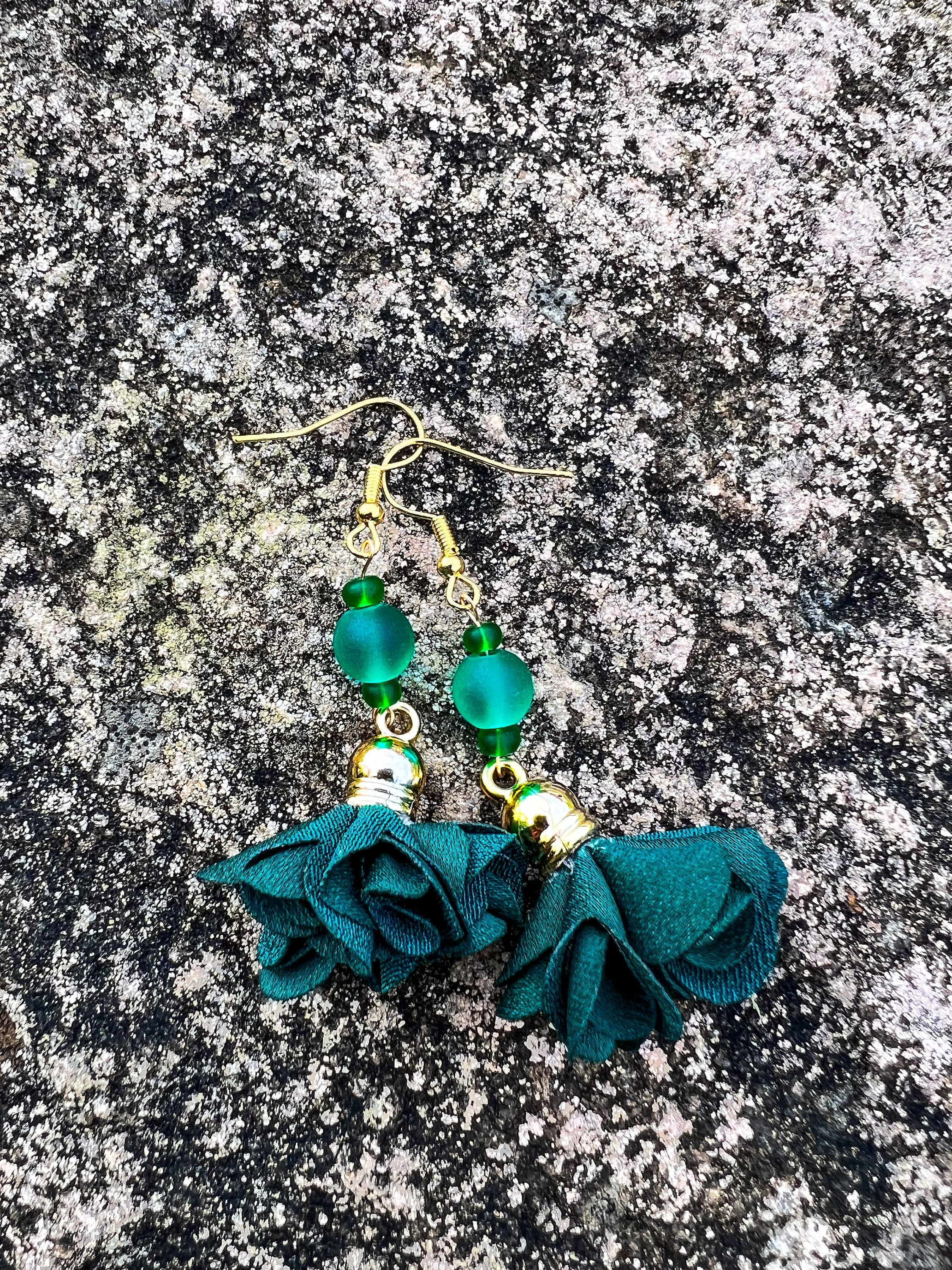 Grüne Stoff-Blumen-Ohrringe mit grünen Perlen und goldenem Anhänger