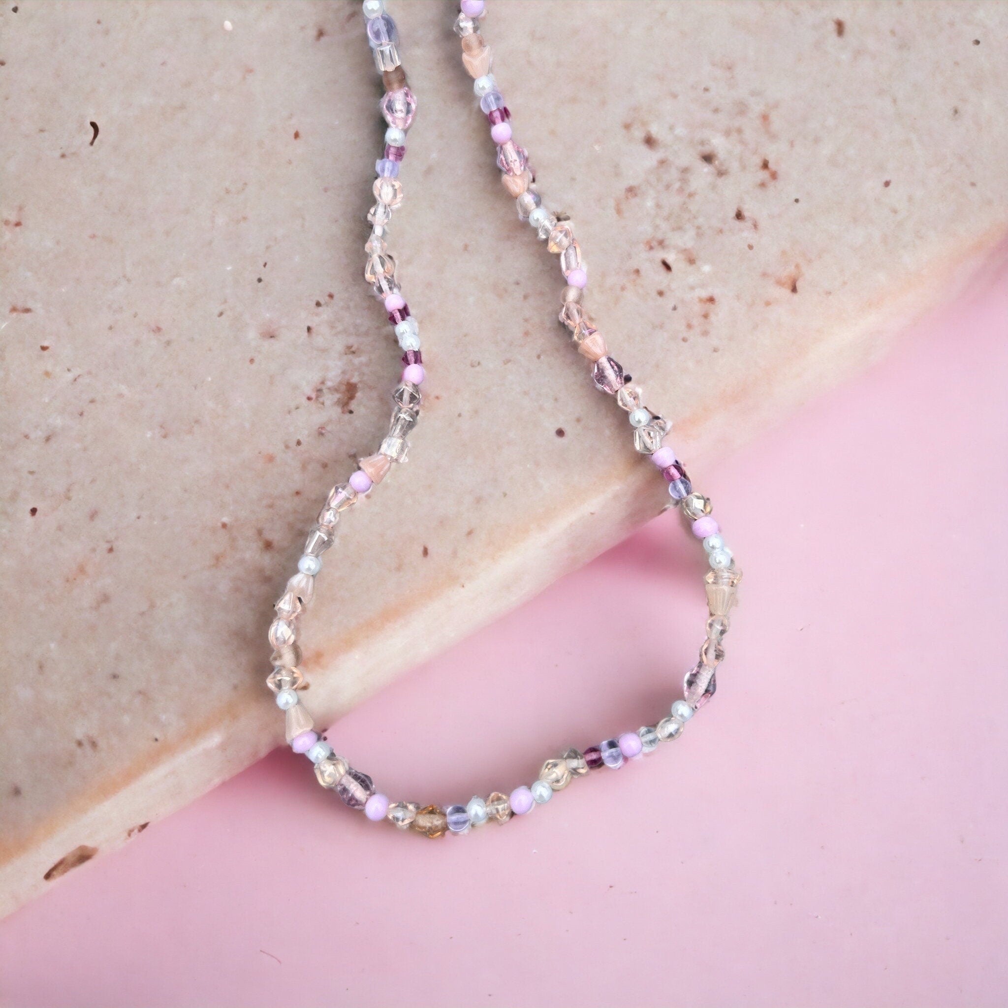 Lila, weiße, rosa, perlenbesetzte, goldene Halskette