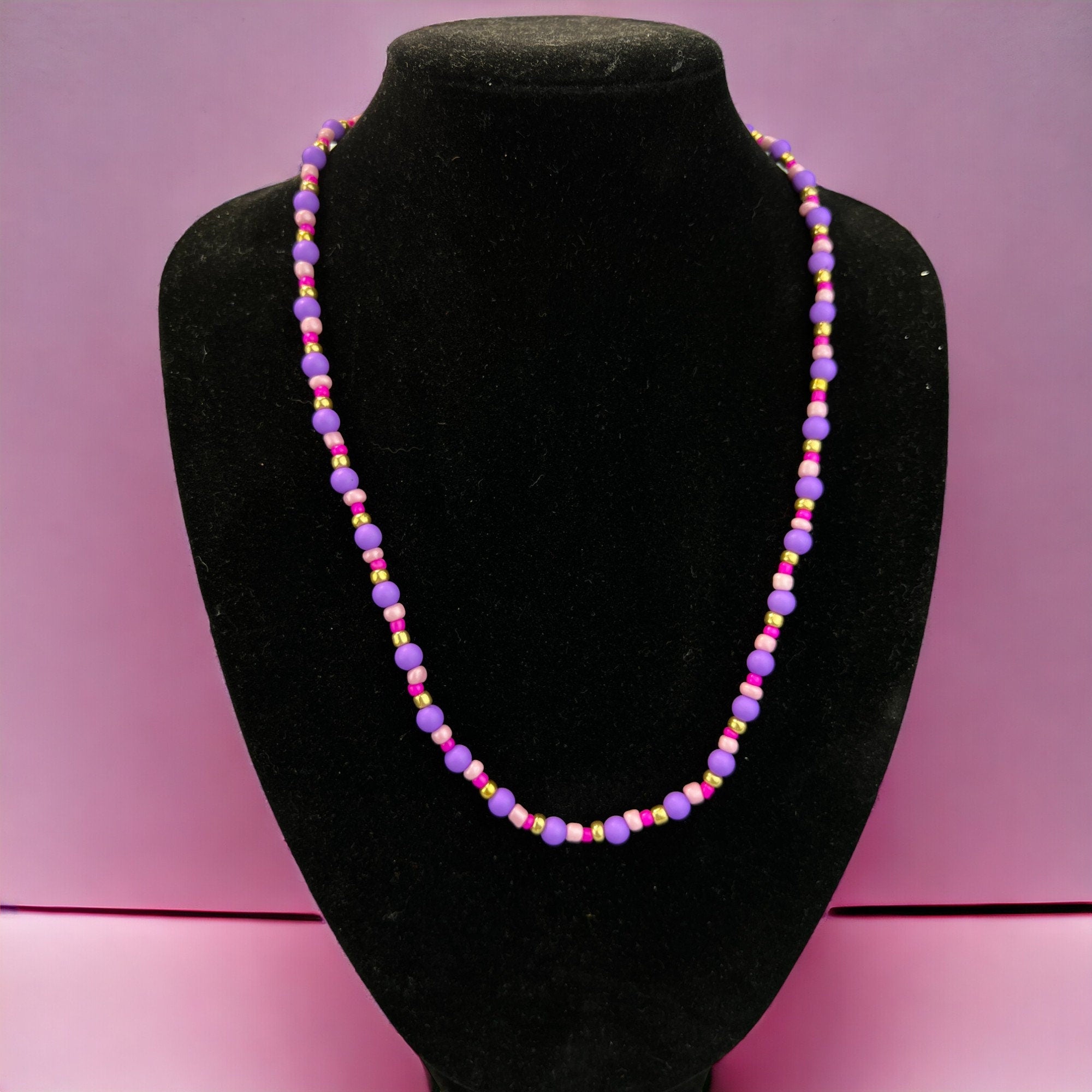 Handgefertigte Halskette in Lila, Rosa und Gold – inklusive Geschenkverpackung