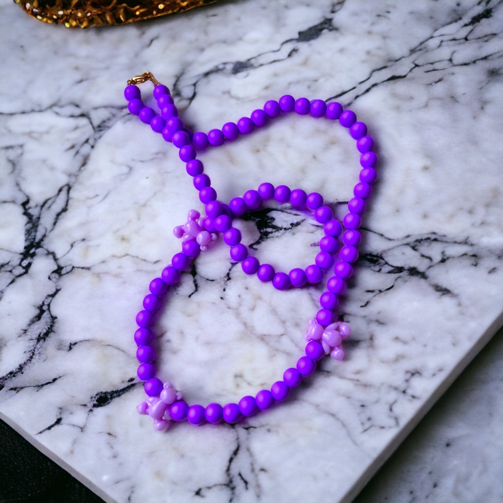 Halskette mit lila Bär