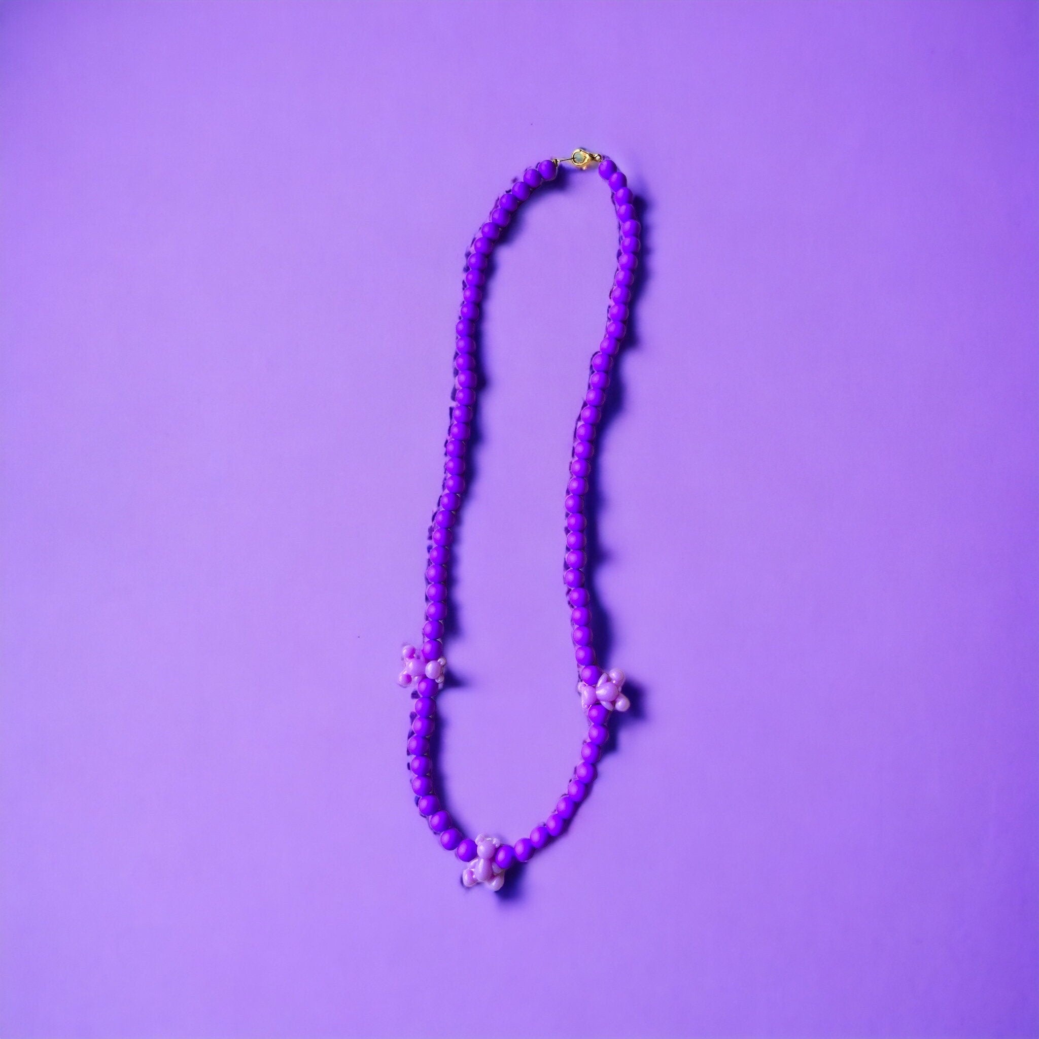 Halskette mit lila Bär