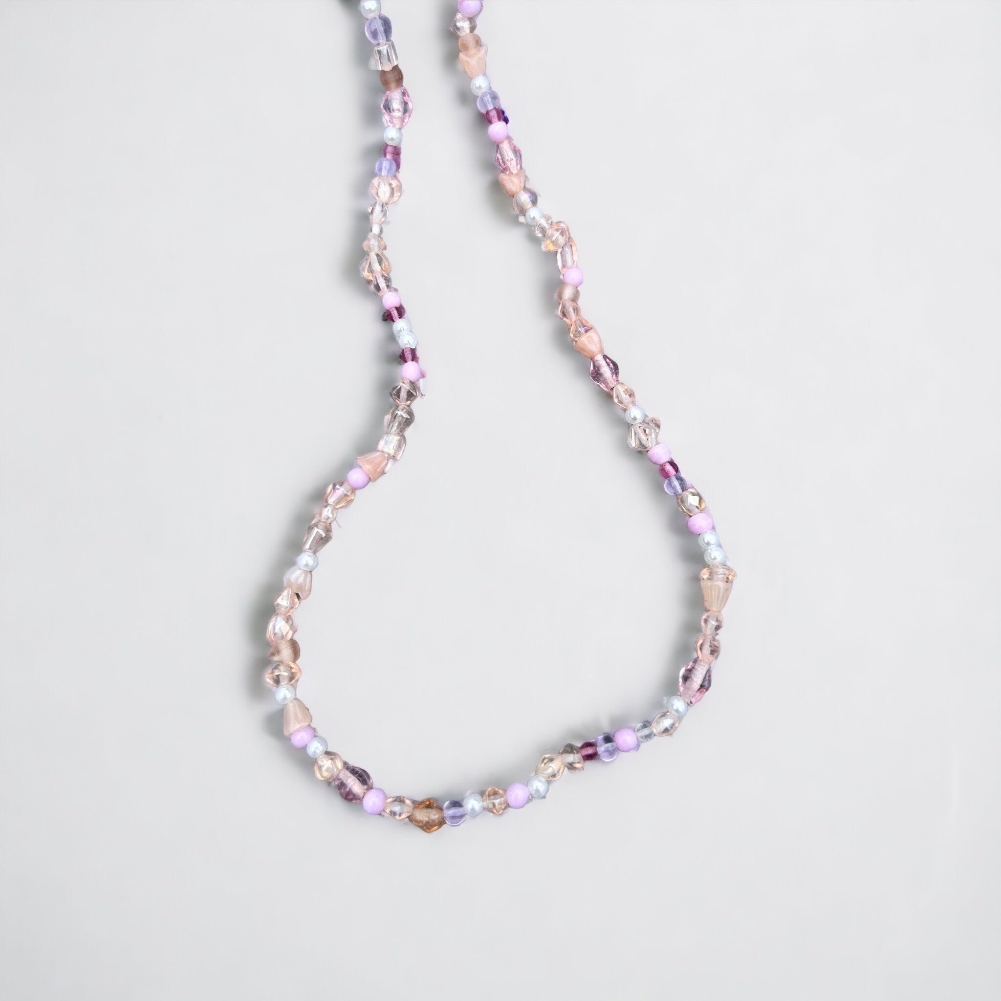 Lila, weiße, rosa, perlenbesetzte, goldene Halskette