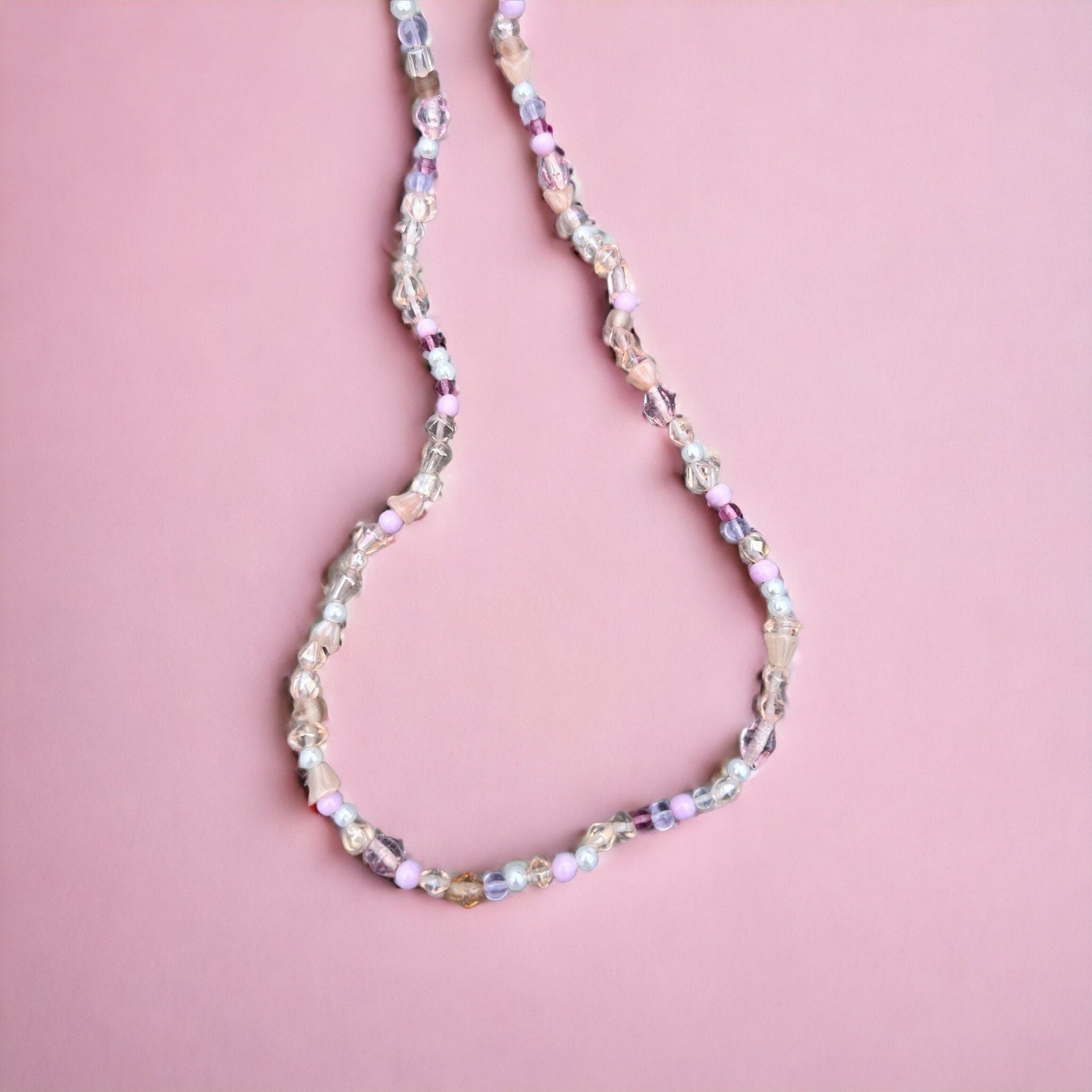 Lila, weiße, rosa, perlenbesetzte, goldene Halskette