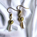 Ohrringe mit goldenem Herz und Perle von KEY LIME STORE