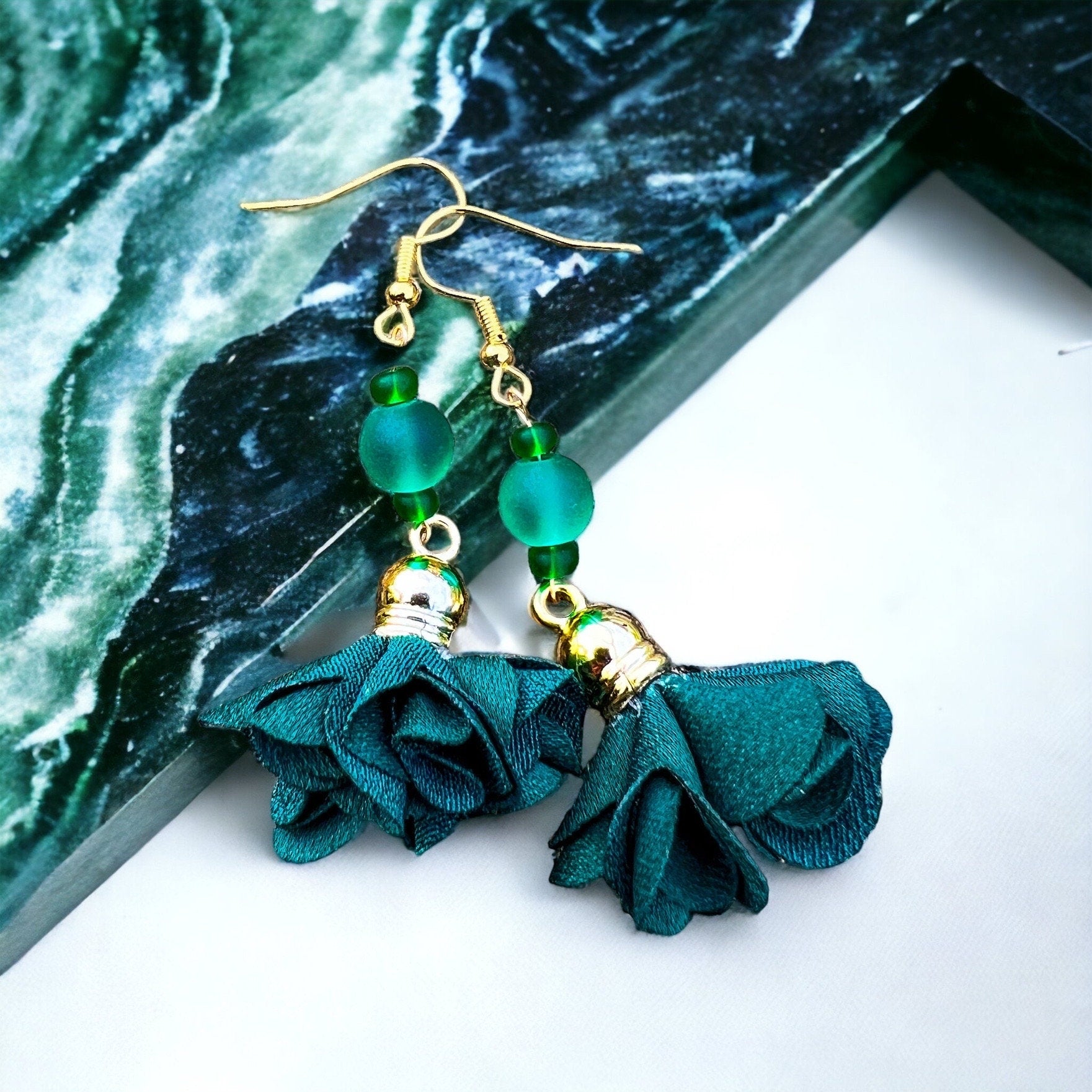 Grüne Stoff-Blumen-Ohrringe mit grünen Perlen und goldenem Anhänger von KEY LIME STORE